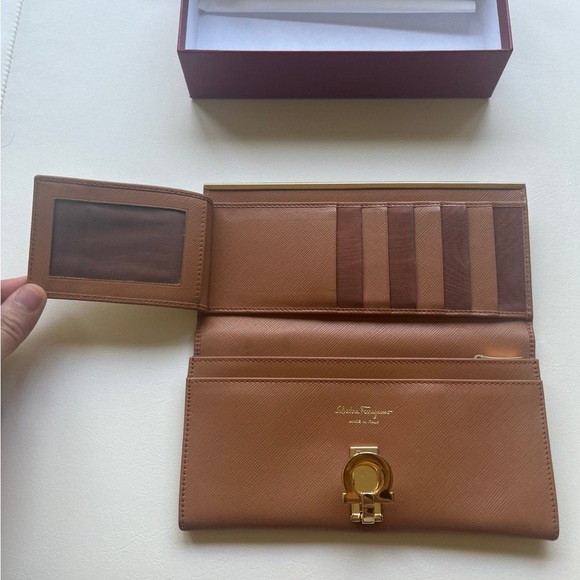 Ferragamo continental wallet. - Picture 5 of 12